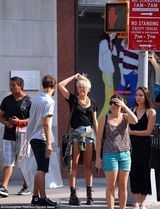 组图：短发麦莉帅气亮相 街边打车着急抓头发