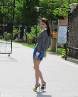 高清组图：贾青街拍LOOK 条纹衫搭配潮流潮鞋