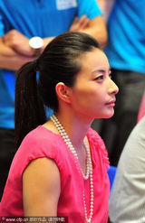 组图：郭晶晶捞金惹围观 粉红装扮显俏皮