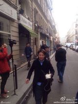 组图：谢霆锋巴黎录节目 学做火锅店竖大拇指