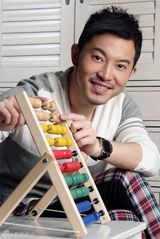 组图：沙溢父爱写真出炉表情逗趣 要当帅气奶爸