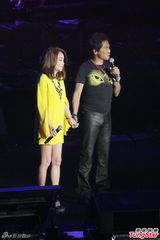 组图：齐秦澳门开唱庆端午 辛晓琪黄裙助阵