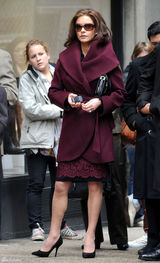 高清图：泽塔琼斯街拍 酒红色大衣搭尖头高跟鞋