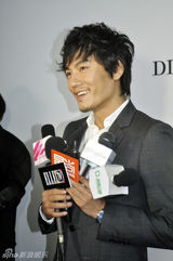 组图：秦昊时尚亮相男装活动 戛纳回归成品牌新宠