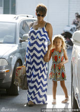 组图：47岁哈莉-贝瑞孕肚暴突 蓝白裙窈窕风情