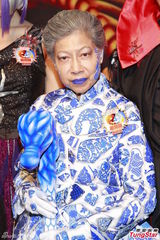 组图：吴卓羲宣传万圣节扮吸血鬼 高海宁险走光