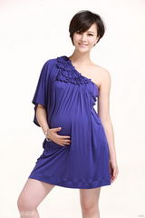 高清图：刘孜大肚登封面 化身圣诞准妈妈