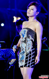 组图：安心亚低胸热裤亮相跨年 丁当秀美腿