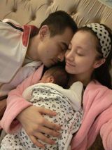 组图：陈龙自制MV庆爱子满月 宝宝大眼抢镜