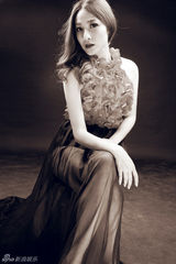 组图：秦丽柔情似水 红白玫瑰绽放花样年华