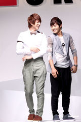 高清组图：俊英同俊台北走秀 帅气可爱表现专业