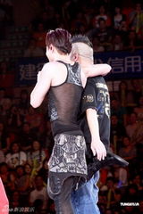 组图：草蜢入行25周年演唱会 三子造型独特求完美