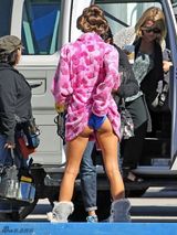 组图：妮娜-阿格达睡衣出街 当众撩衣露臀提裤