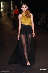 组图：张柏芝专程回港当模特 天桥走秀圆儿时梦