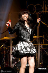 幻灯图：张靓颖新人姿态赴台宣传 大嘴巴现身助阵