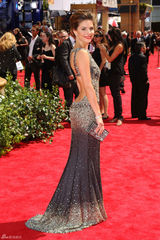 高清组图：艾美奖红毯 玛丽亚-曼努诺斯秀美背