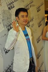 组图：吴秀波亮相时装周 白西装亮相笑容儒雅