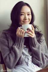 组图：童瑶街拍写真曝光 享受咖啡馆的慵懒午后