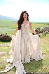 组图：赛琳娜拍新歌MV 黑色蕾丝裙爆乳花海热舞