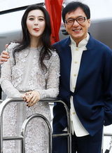 组图：《绝地逃亡》见面会 范冰冰强抱成龙