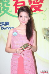 组图：吴千语出席活动性感着装秀厨艺