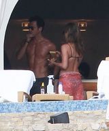 组图：安妮斯顿穿性感比基尼与男友甜蜜度假