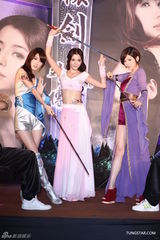 组图：Dream Girls合体代言 古装cosplay耍刀弄剑
