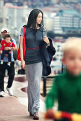 组图：韩雯雯时尚街拍 高雅复古