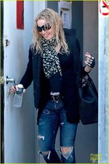 组图：麦当娜潮装赴健身房 破洞牛仔裤彰显个性