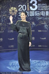 组图：杨千嬅走蓝毯 黑裙镶金边显贵气