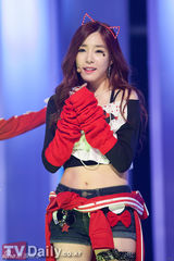 组图：韩团少女时代露小蛮腰 新曲打榜三连冠