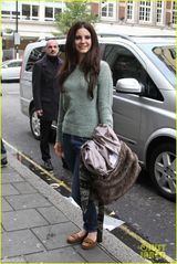 组图：打雷姐伦敦电台宣传 秋装素雅眼线撩人