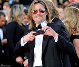 组图：皮特戛纳走秀长发黑超显帅气