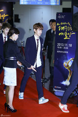 独家：EXO等亮相大众文化艺术奖红毯