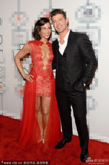 组图：女星格莱美派对竞艳 泰勒透视蕾哈娜真空