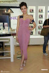 组图：陈茵媺周家蔚出席活动各自晒幸福