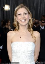 组图：最佳改编剧本提名露西白色抹胸长裙亮相