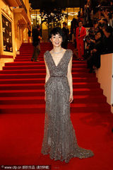 组图：张曼玉金色深V薄纱裙亮相 拽裙摆似蝴蝶仙女