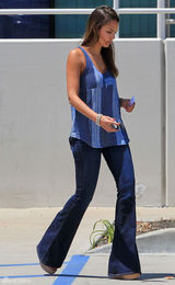 组图：杰西卡-阿尔芭街拍 条纹上衣搭牛仔裤