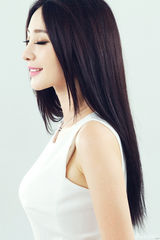 组图：柳岩白衣黑发写真 玩转“小清新”变淑女