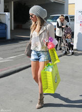 高清组图：阿什丽-提斯代尔街拍LOOK热裤秀美腿