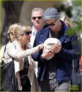 组图：“雷神”二度当爹 锤哥甘做奶爸爱抱娃