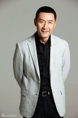 组图：张子健拍写真 化身精英男士展熟男典范