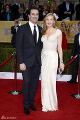 组图：19届演员工会奖举行 女星各色长裙PK红毯