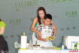 组图：司马燕同丈夫儿子参加活动 烹制美食