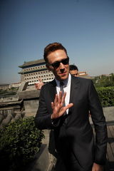 组图：《雷神2》“洛基”帅气亮相北京前门