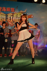 组图：谢芷蕙女佣装助阵啦啦队大赛秀性感舞步