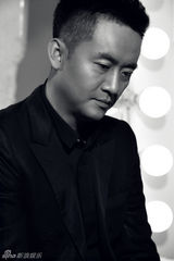 组图：李坤霖黑白写真演绎熟男优雅