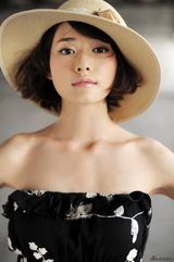 柴碧云夏日写真清新淡雅 露香肩可爱性感(组图)