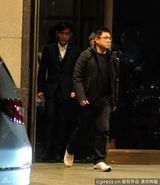 组图：梁朝伟夜晚外出酒店 西装革履不惧严寒